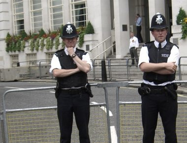 Συναγερμός στο Λονδίνο: Έκλεισε γνωστή γέφυρα και εκκενώθηκαν σταθμοί λεωφορείων και τρένων (φωτό) (upd)